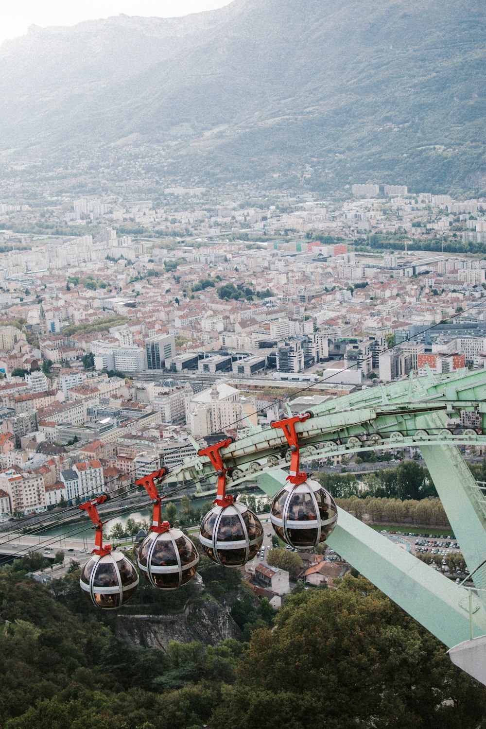 vista aérea dos edifícios da cidade durante o dia