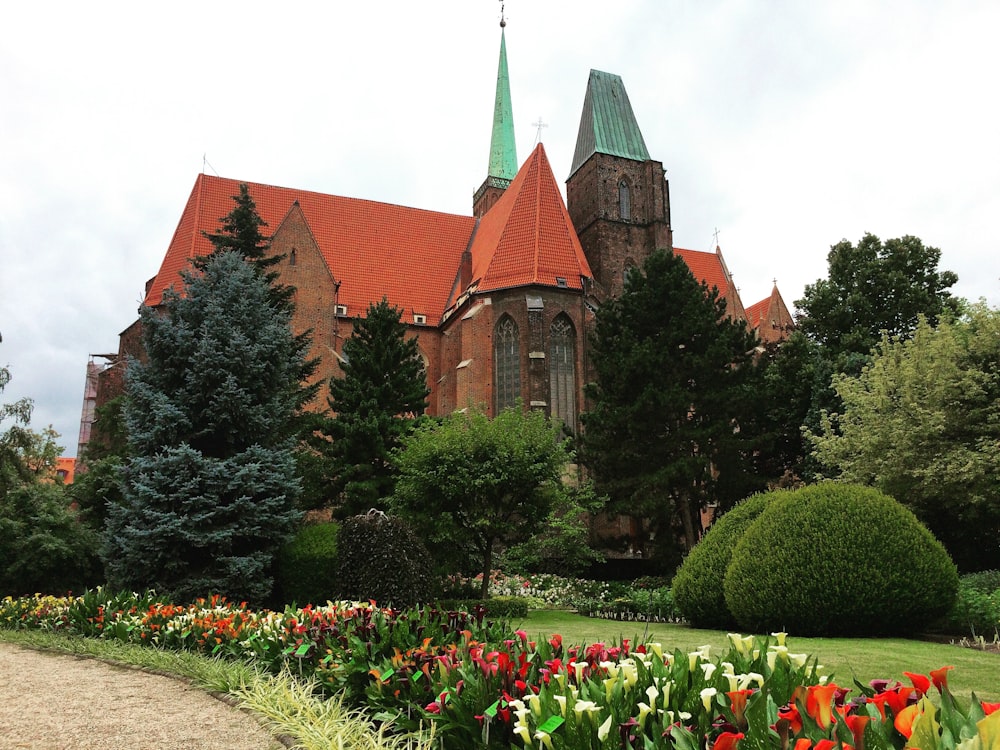 Braunes und graues Betongebäude