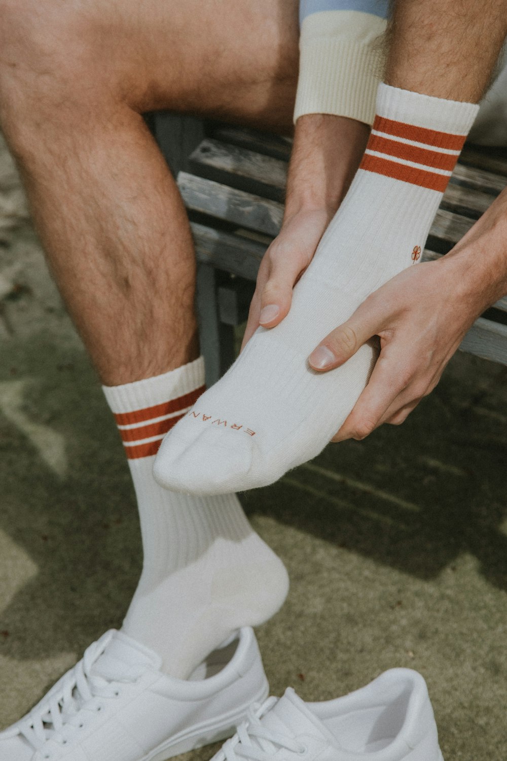 Person in weißen Nike-Socken