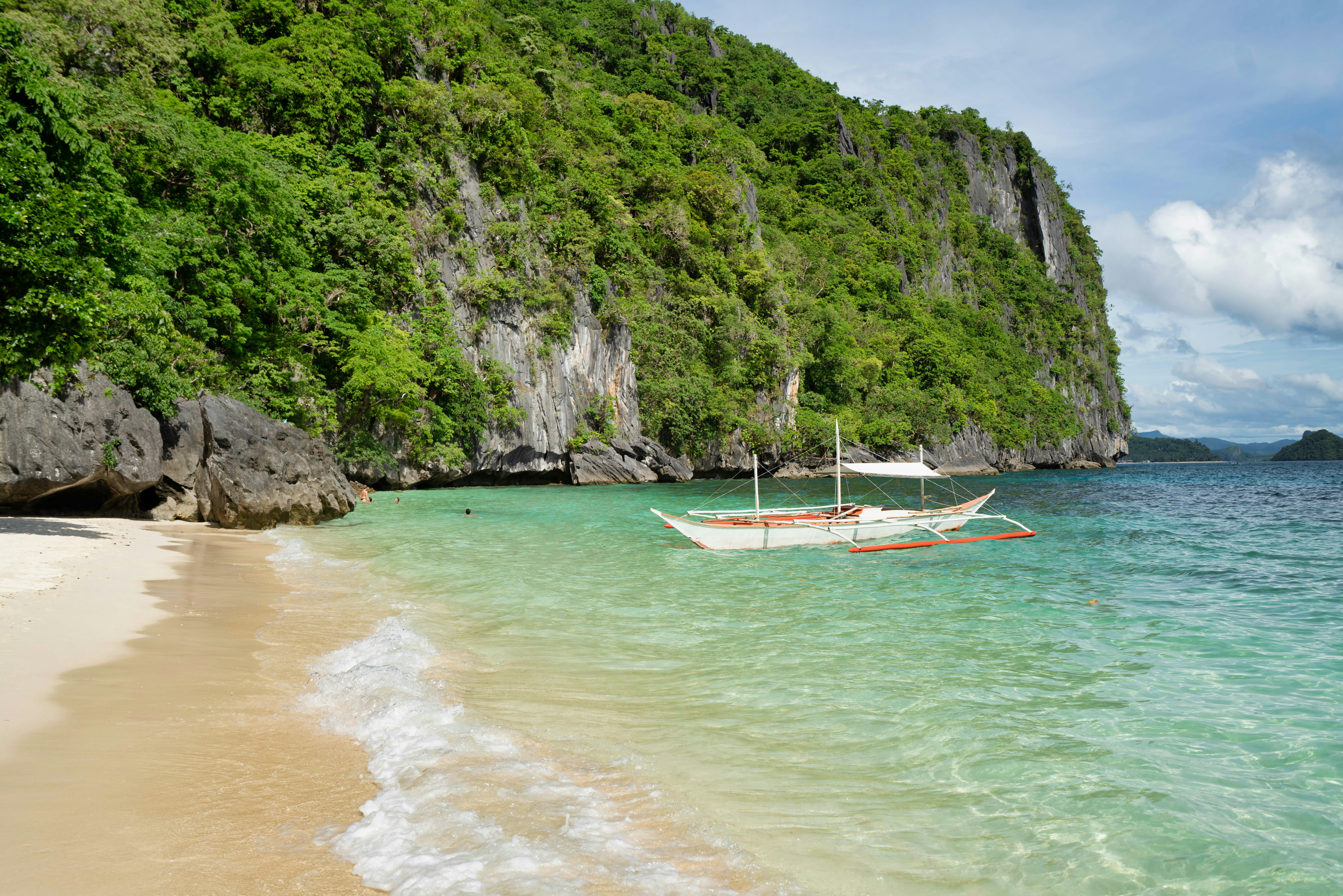 Stay online in the Philippines with a prepaid eSIM from eSIMlii. Instant activation, no roaming charges, and reliable coverage.