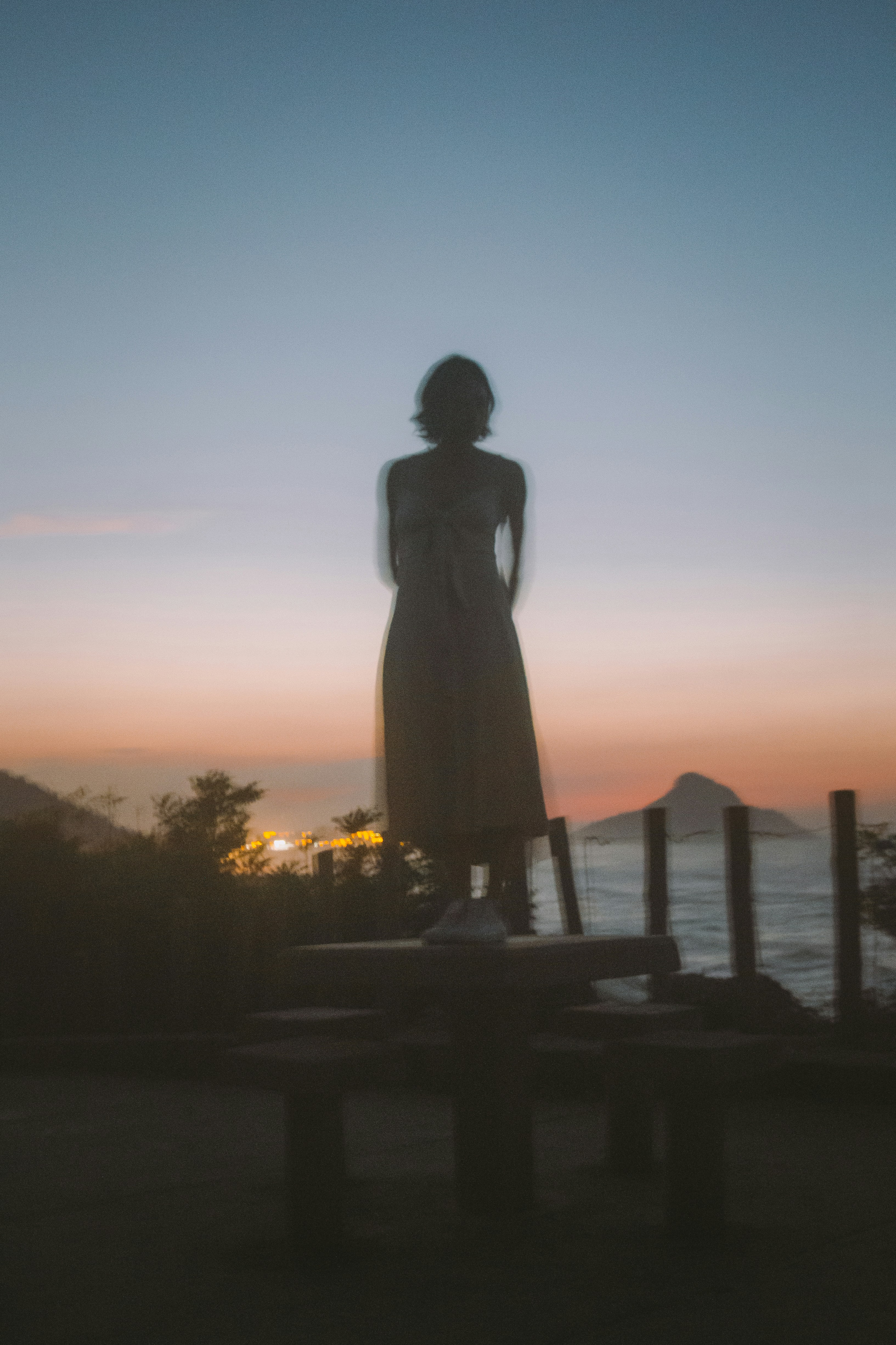 日没時にフィールドに立っている女性のシルエットの写真 Unsplashで見つけるリオデジャネイロの無料写真