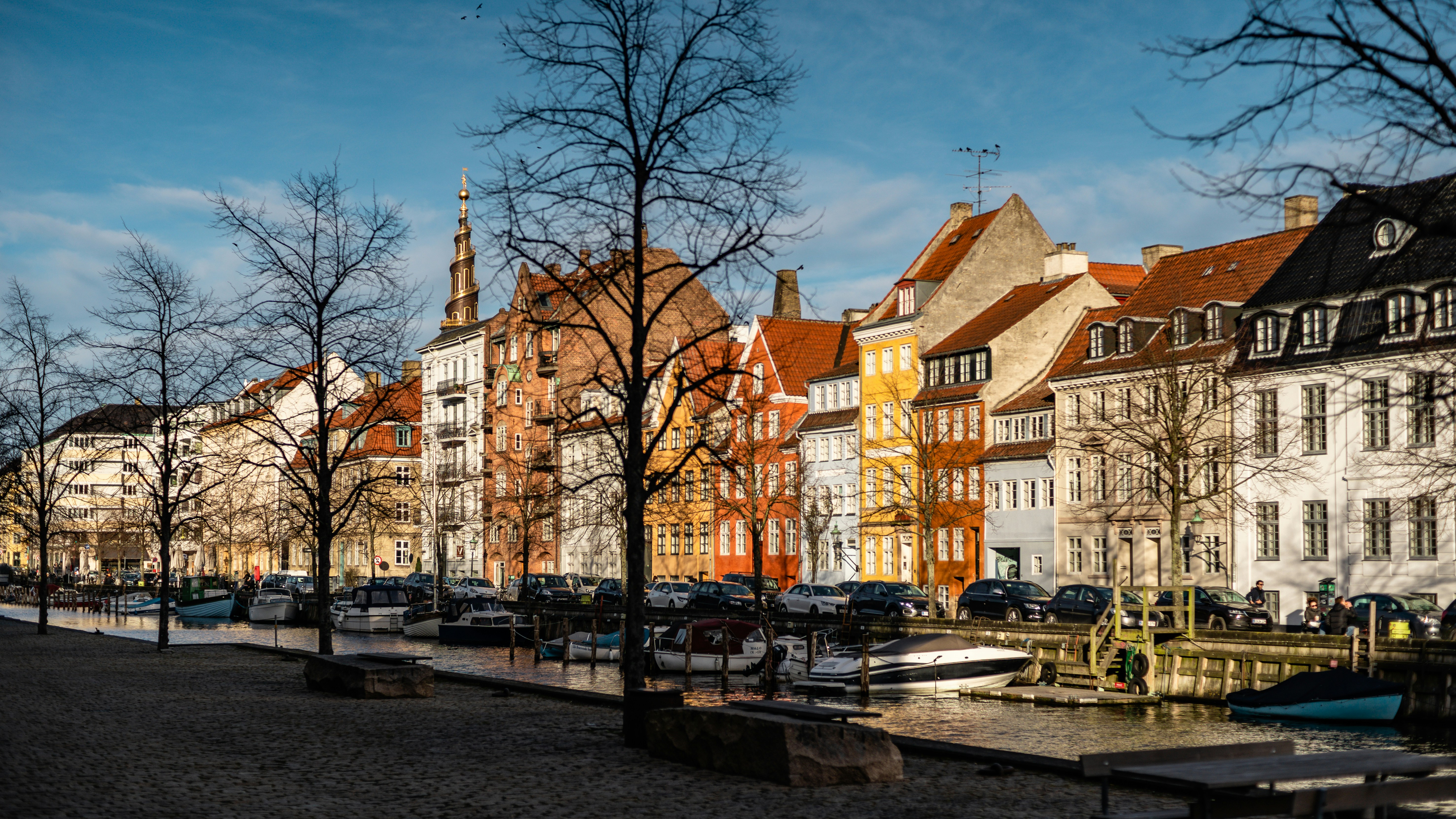 Uno de los canales de Christianshavn en Copenhague, Dinamarca [Foto: Razvan Mirel/Unsplash]