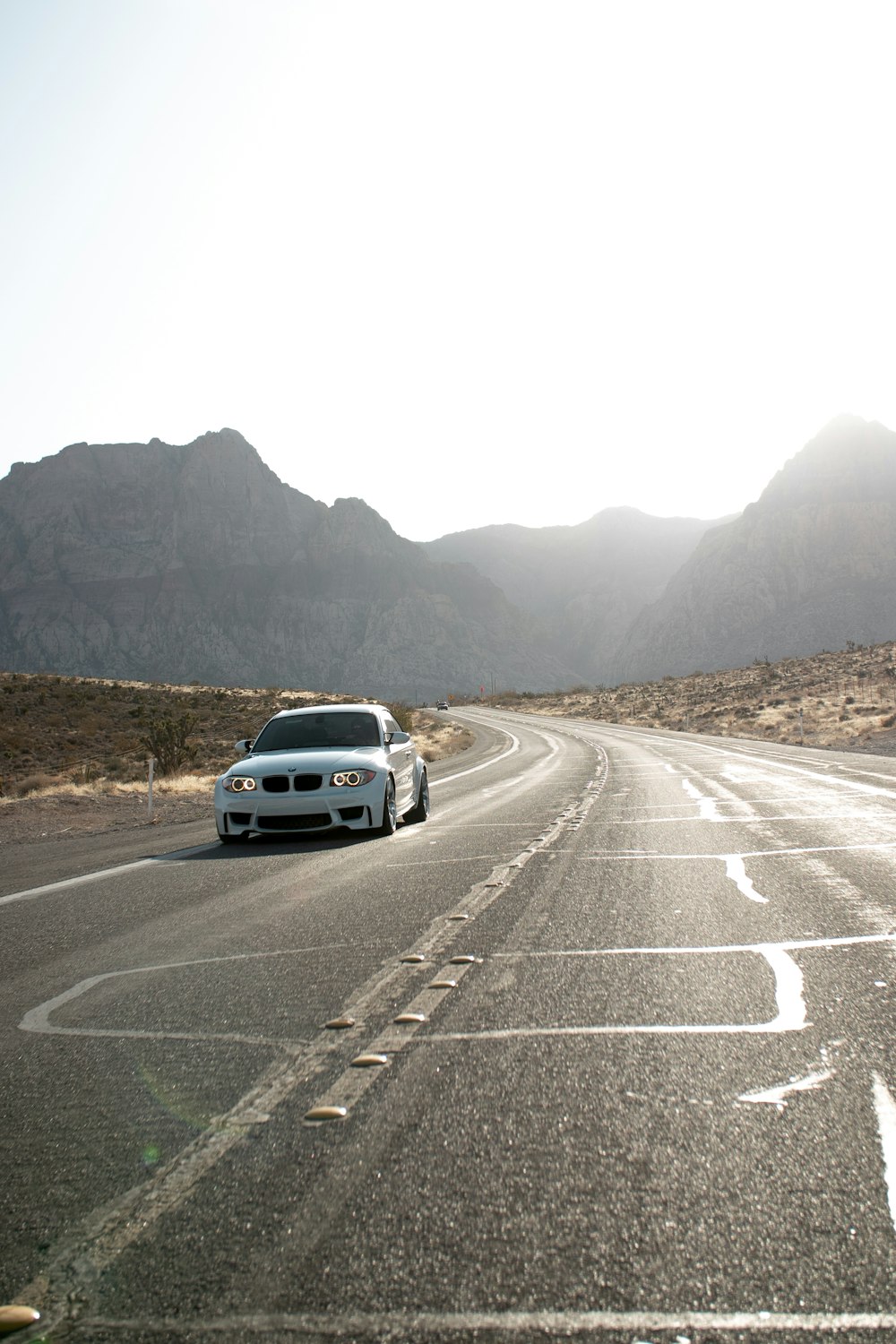 Coche blanco en la carretera durante el día