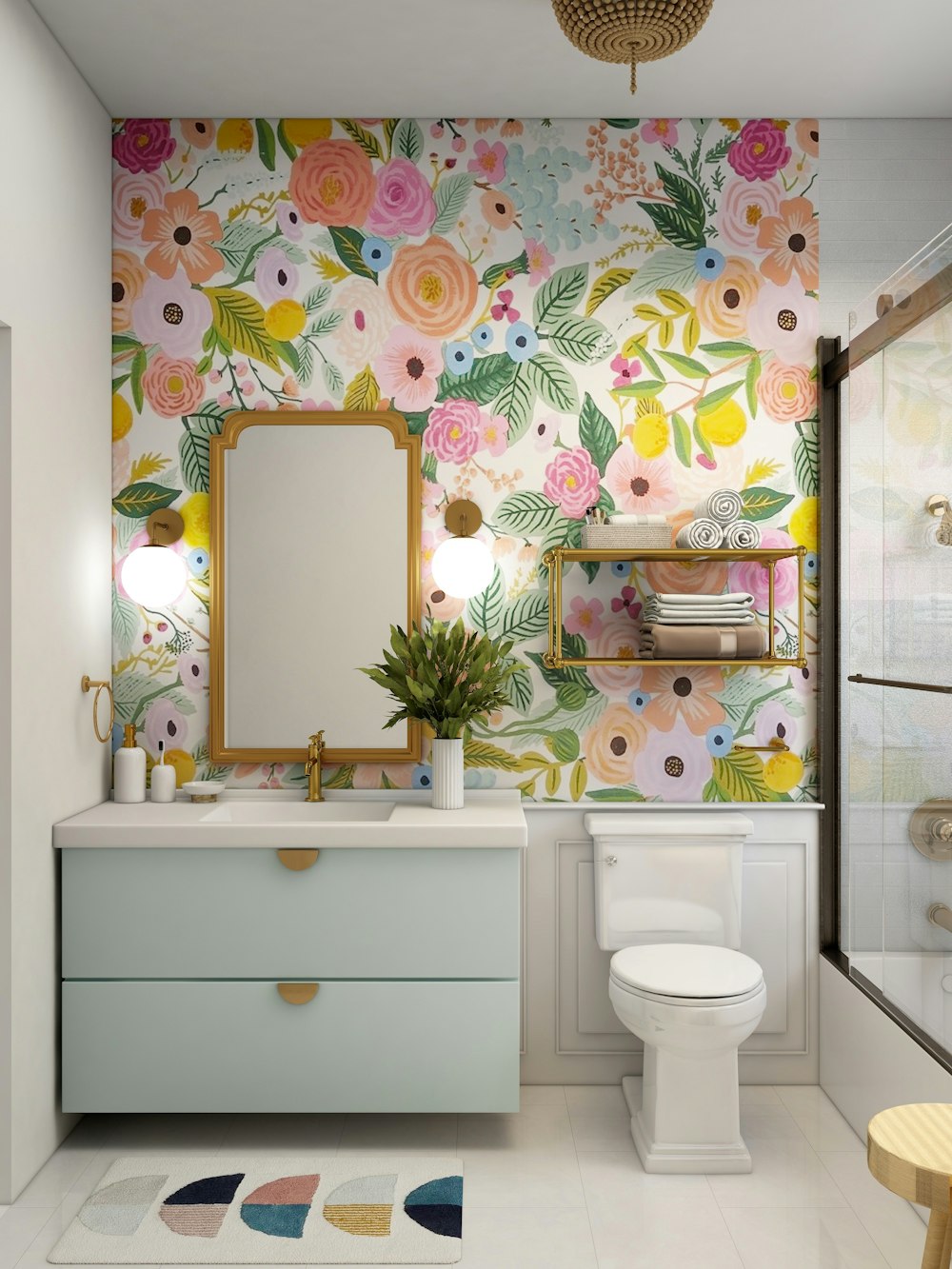 花柄の壁紙と白いトイレのあるバスルーム