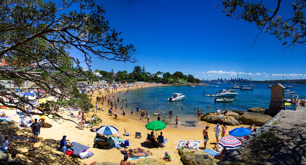 uma praia lotada cheia de muita gente