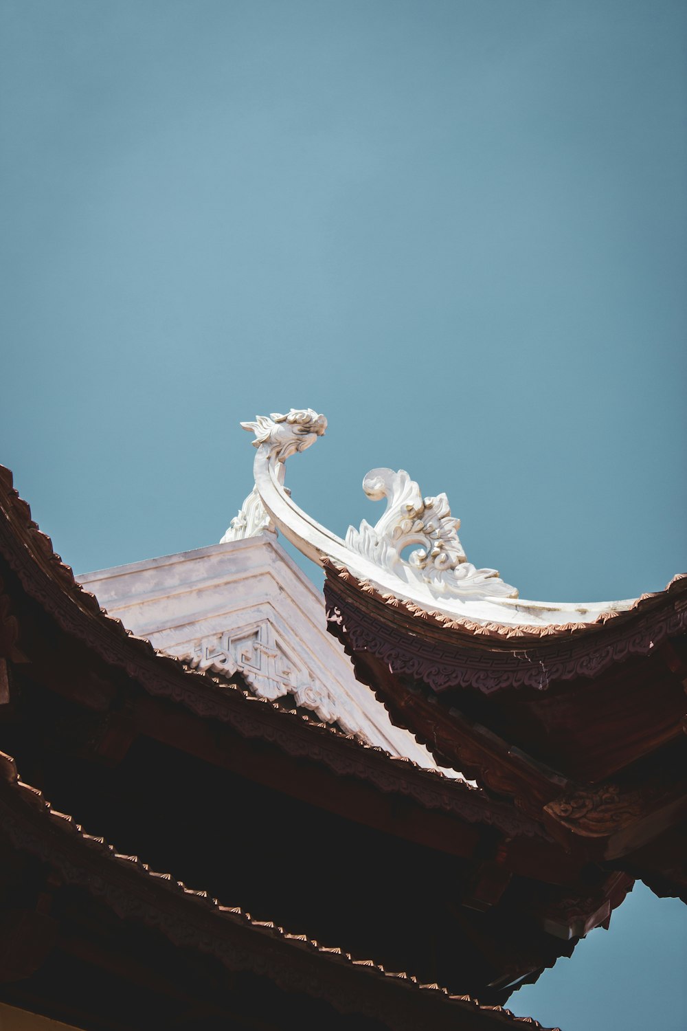 the roof of a building with a dragon decoration on it