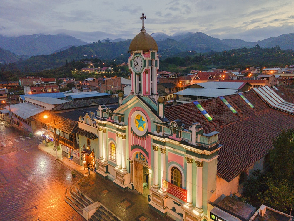 edifício de concreto branco e marrom durante a noite