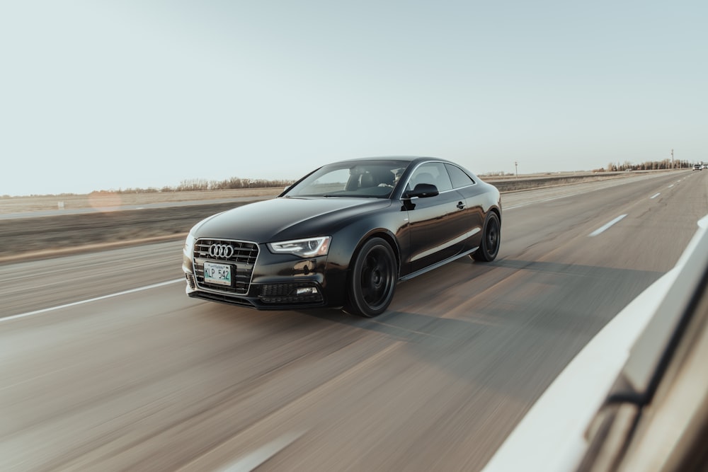 berline Audi noire sur la route pendant la journée