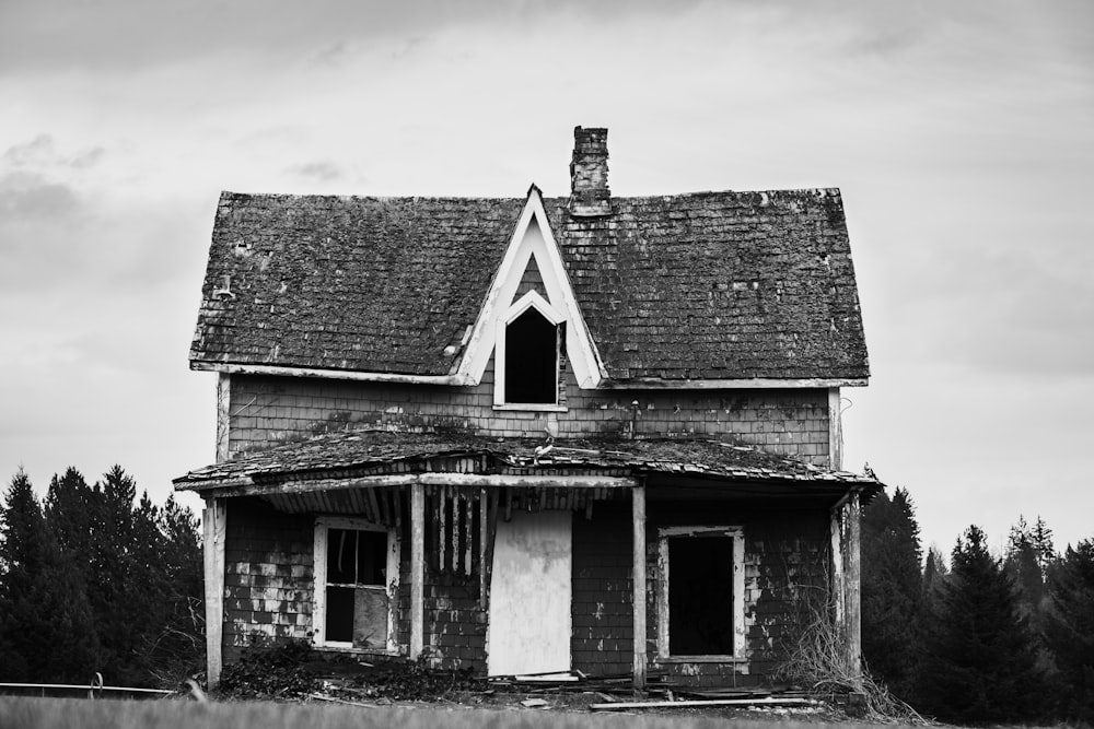 Photo en niveaux de gris d’une maison en bois