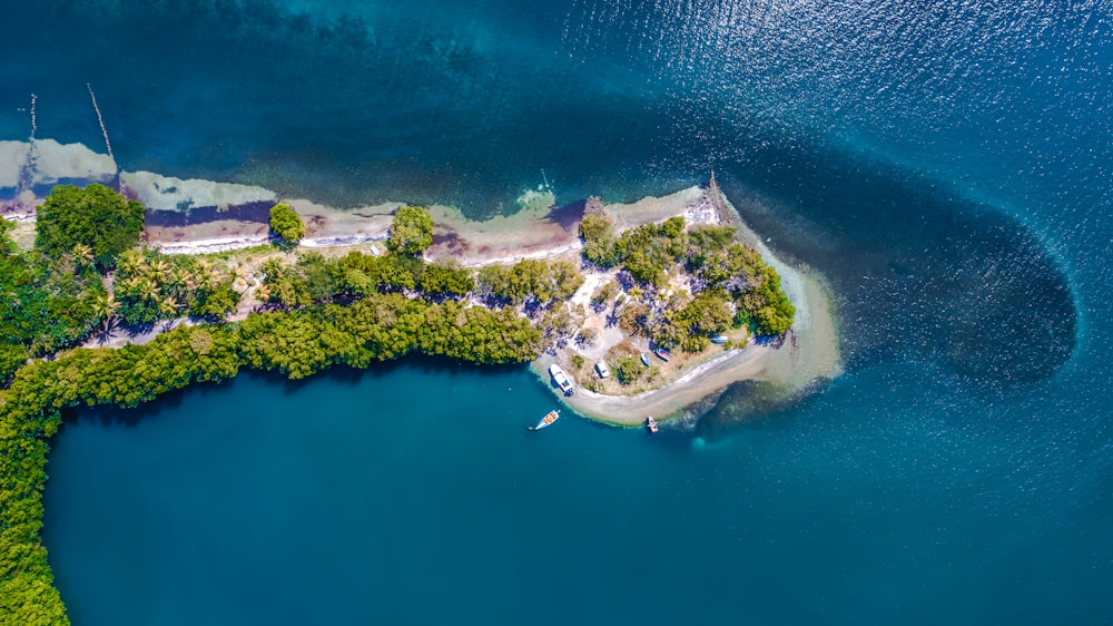 vista aérea da ilha verde durante o dia
