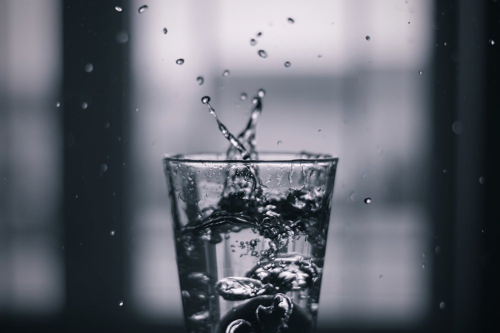 agua vertida en un vaso transparente