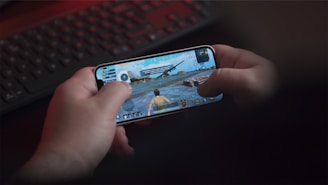 menino brincando com um smartphone Samsung Android preto