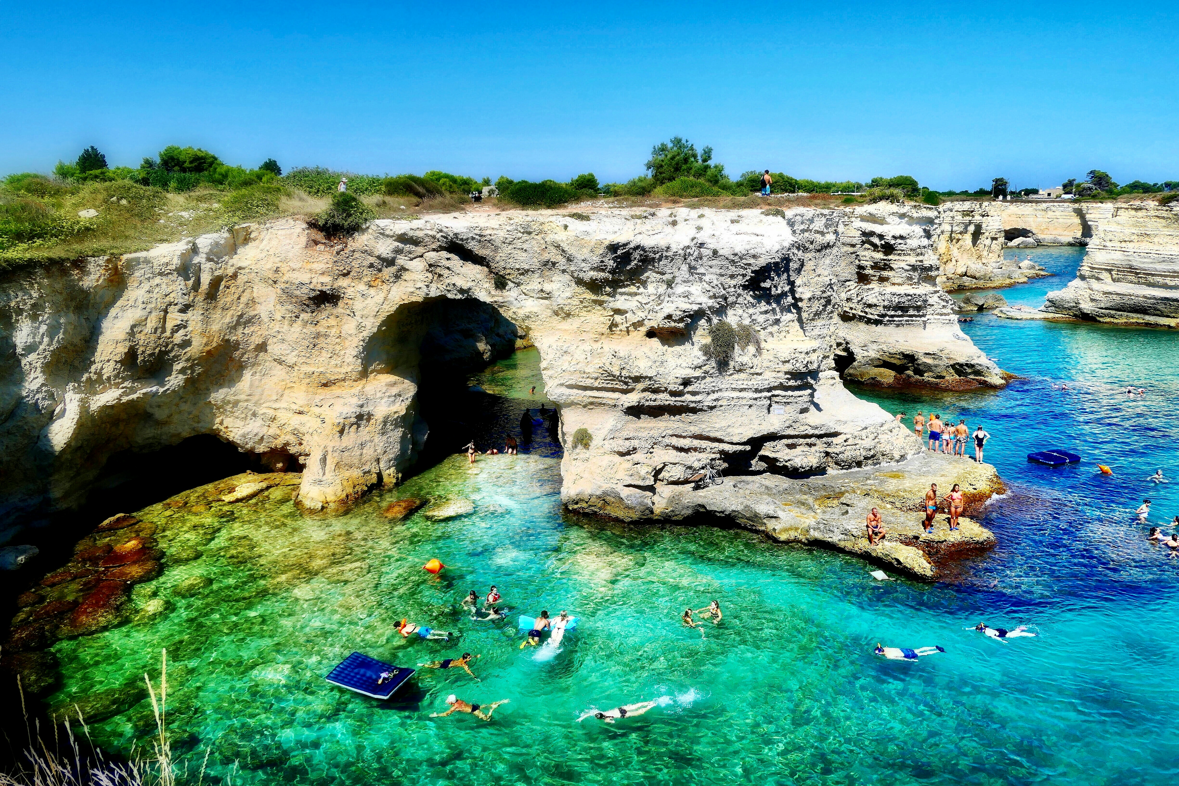 una spiaggia rocciosa del salento, ecco le 10 più belle spiagge del Salento tra Ionio e Adriatico
