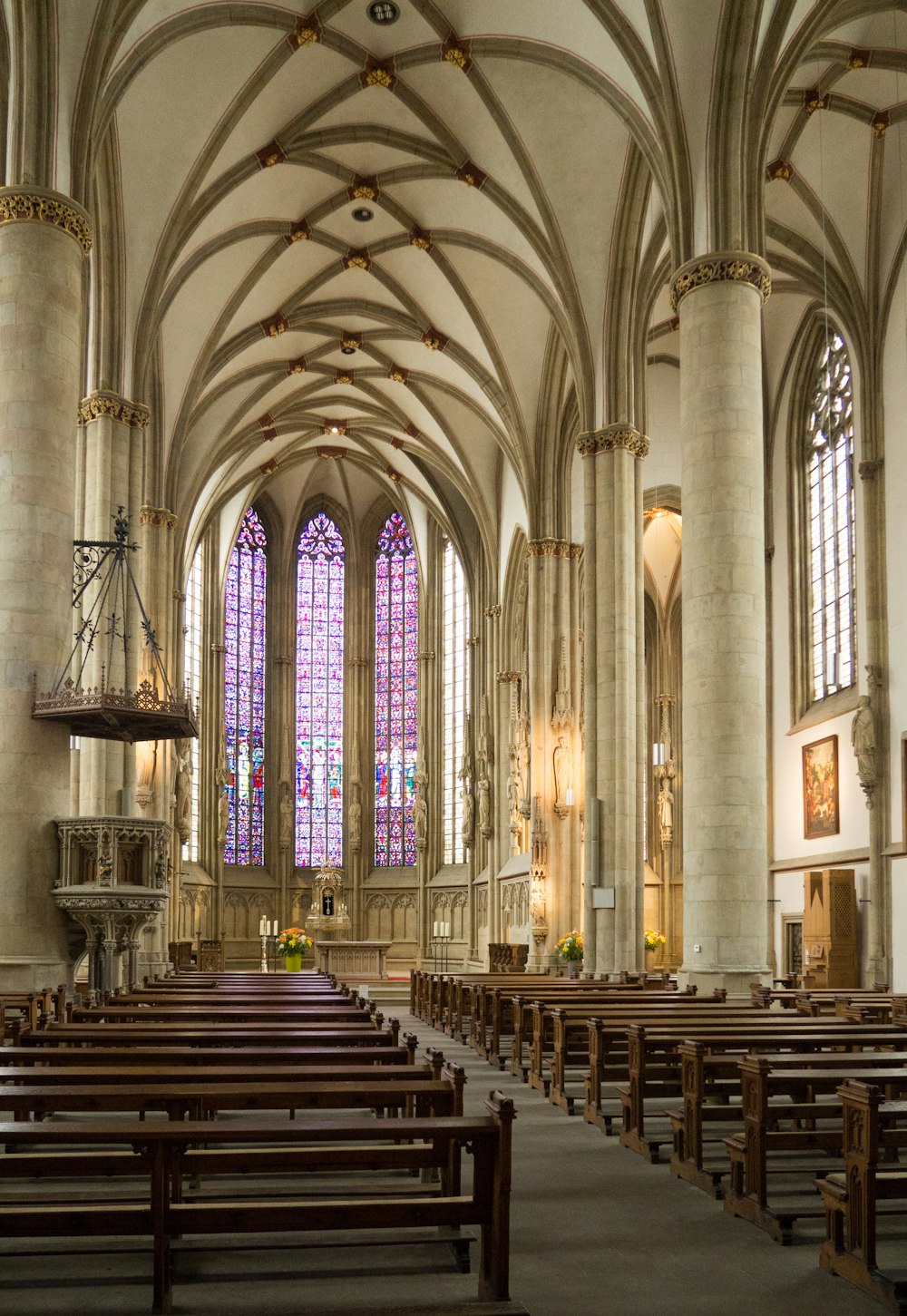 interior branco e marrom da catedral