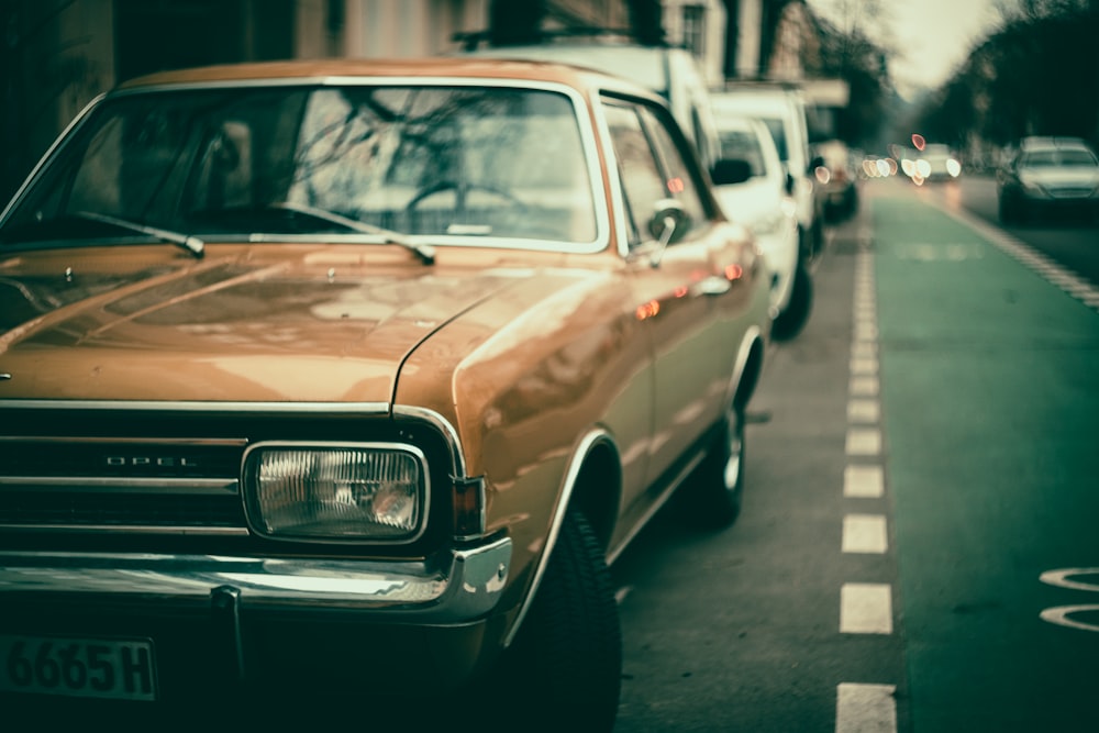 Foto en escala de grises de un coche clásico