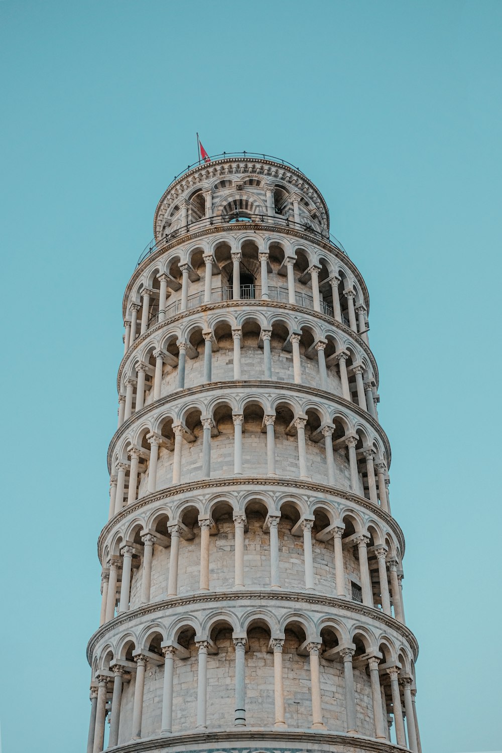 Bâtiment en béton blanc sous le ciel bleu pendant la journée