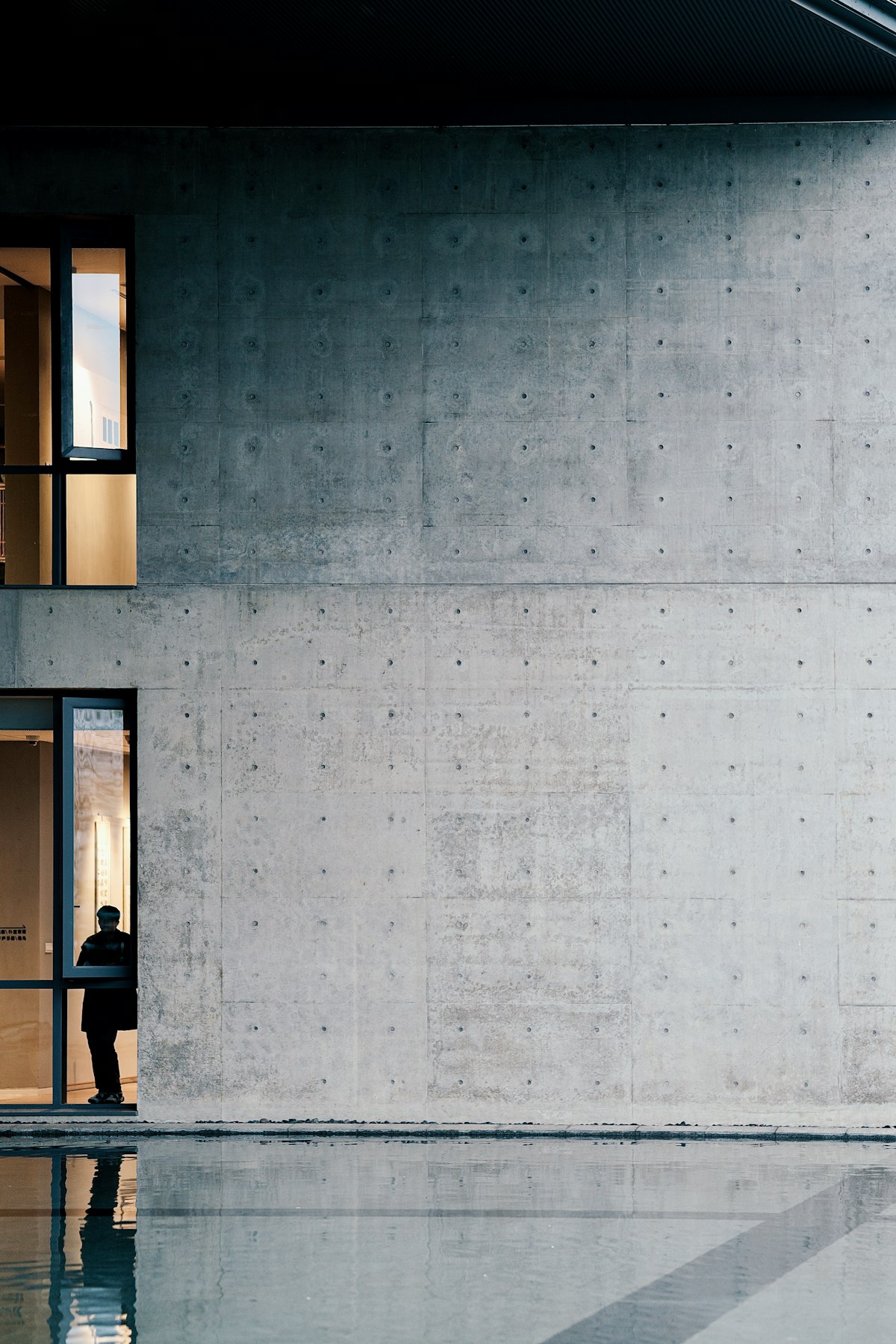 Fachada Monolítica: Como o Concreto Aparente Está Definindo o Minimalismo Arquitetônico