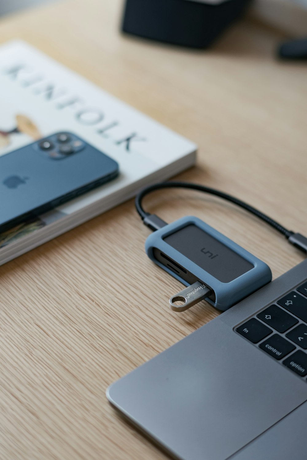 Schwarzes USB-Kabel am MacBook Pro