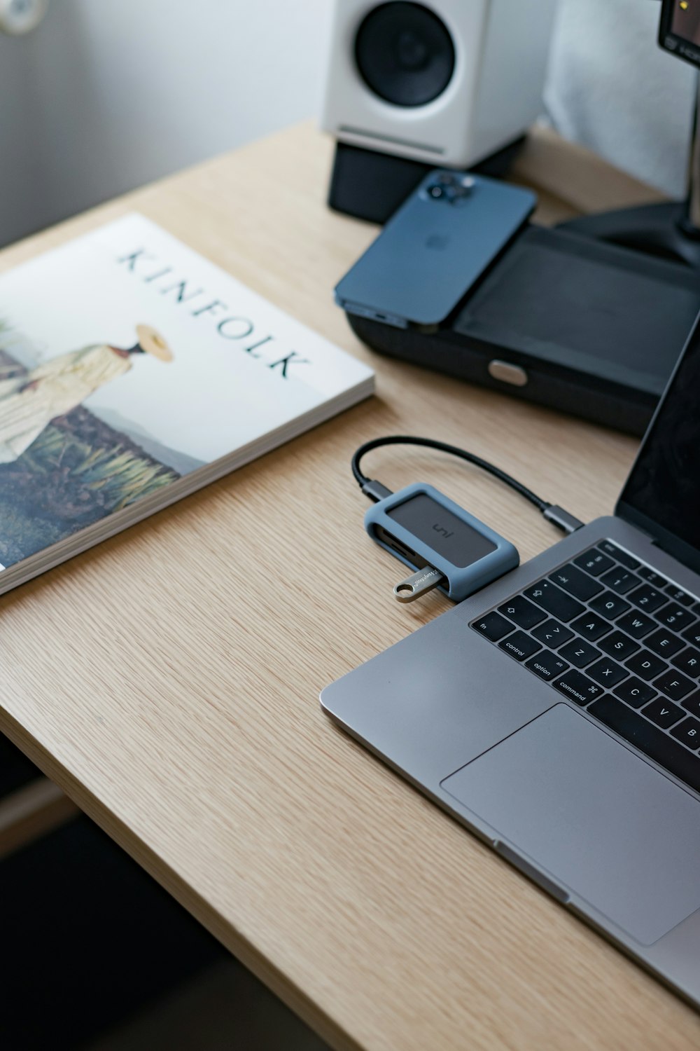 schwarz-silberner Laptop auf braunem Holztisch