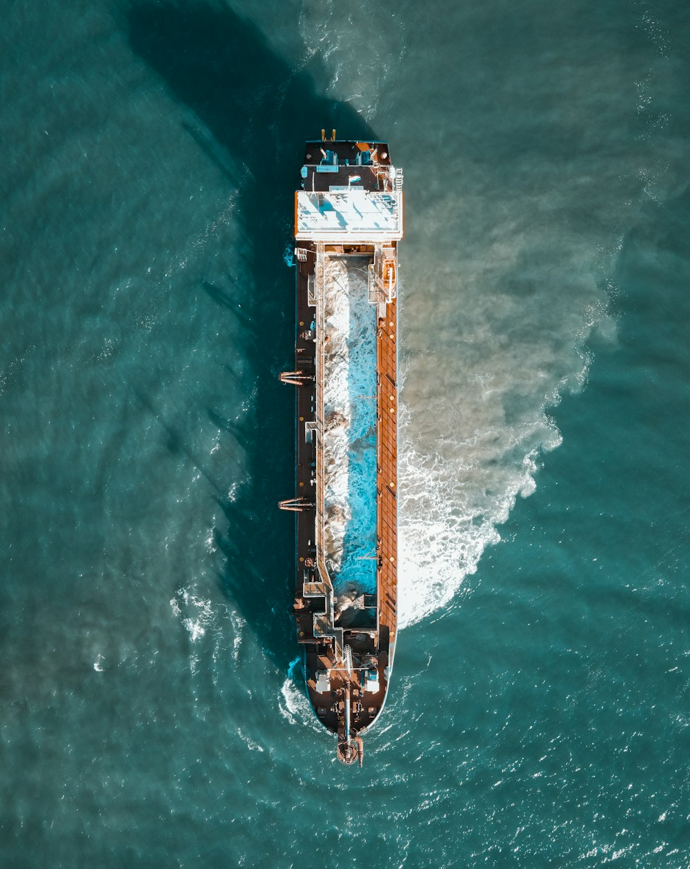 navio marrom e branco no mar durante o dia