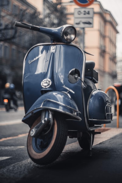 Tour in Vespa Autoguidato di un'Intera Giornata sul Garda, in Partenza da Salò