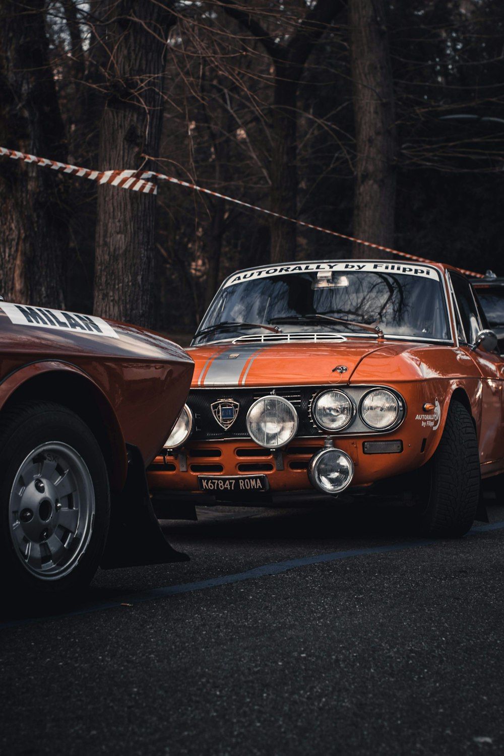 BMW M 3 in Orange und Schwarz tagsüber unterwegs