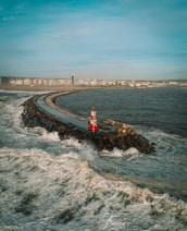 sea waves crashing on shore during daytime