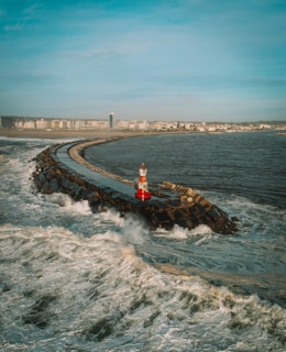 sea waves crashing on shore during daytime