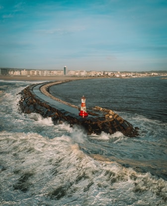 sea waves crashing on shore during daytime