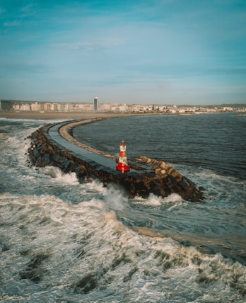 sea waves crashing on shore during daytime