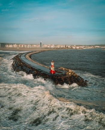 sea waves crashing on shore during daytime