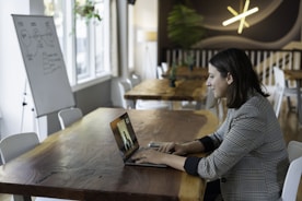 femme assistante independante qui travaille sur un ordinateur