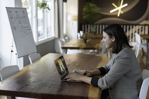 femme assistante independante qui travaille sur un ordinateur