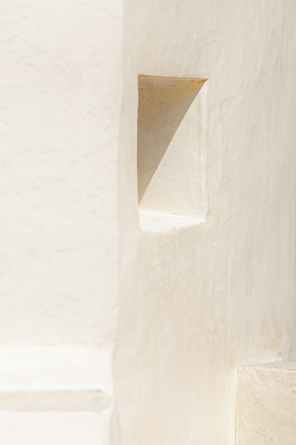 Mur en béton blanc avec trou