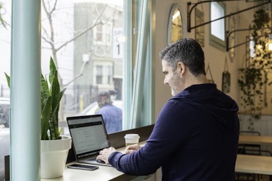 Asesor de seguros que tiene libertad para trabajar donde sea