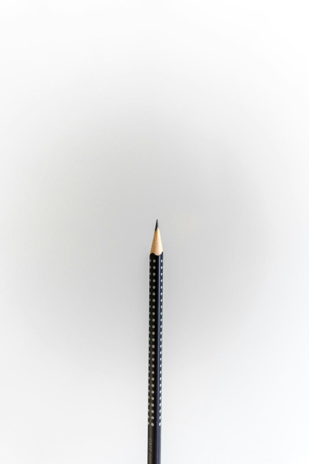 흰색 표면에 검은 연필
