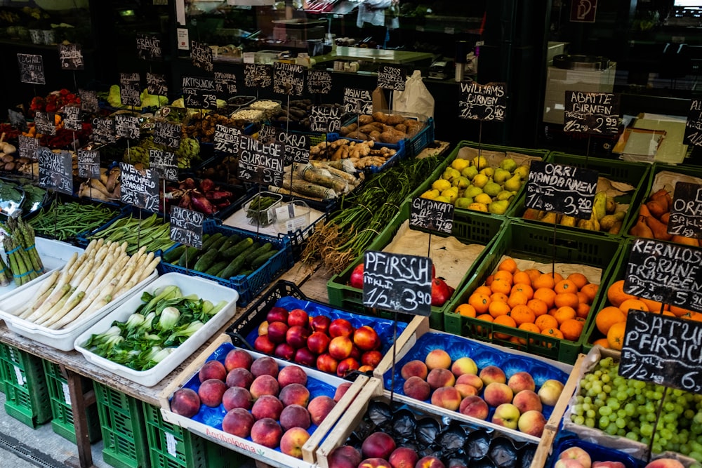 pommes rouges sur caisse en plastique vert