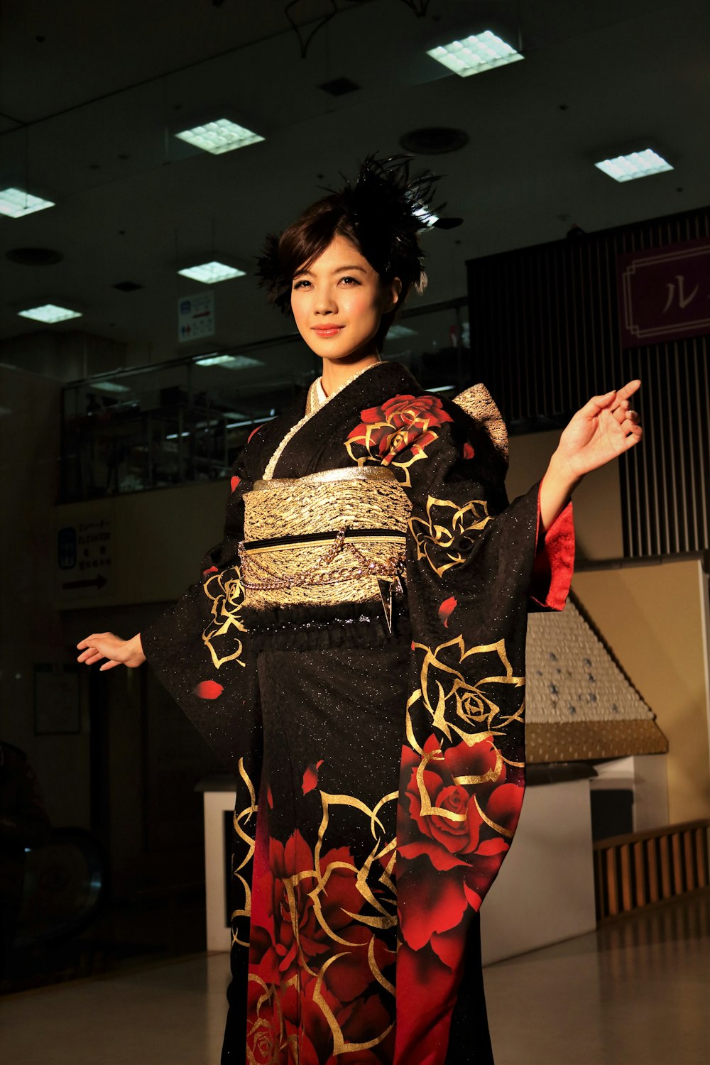 Mujer en kimono negro, rojo y blanco