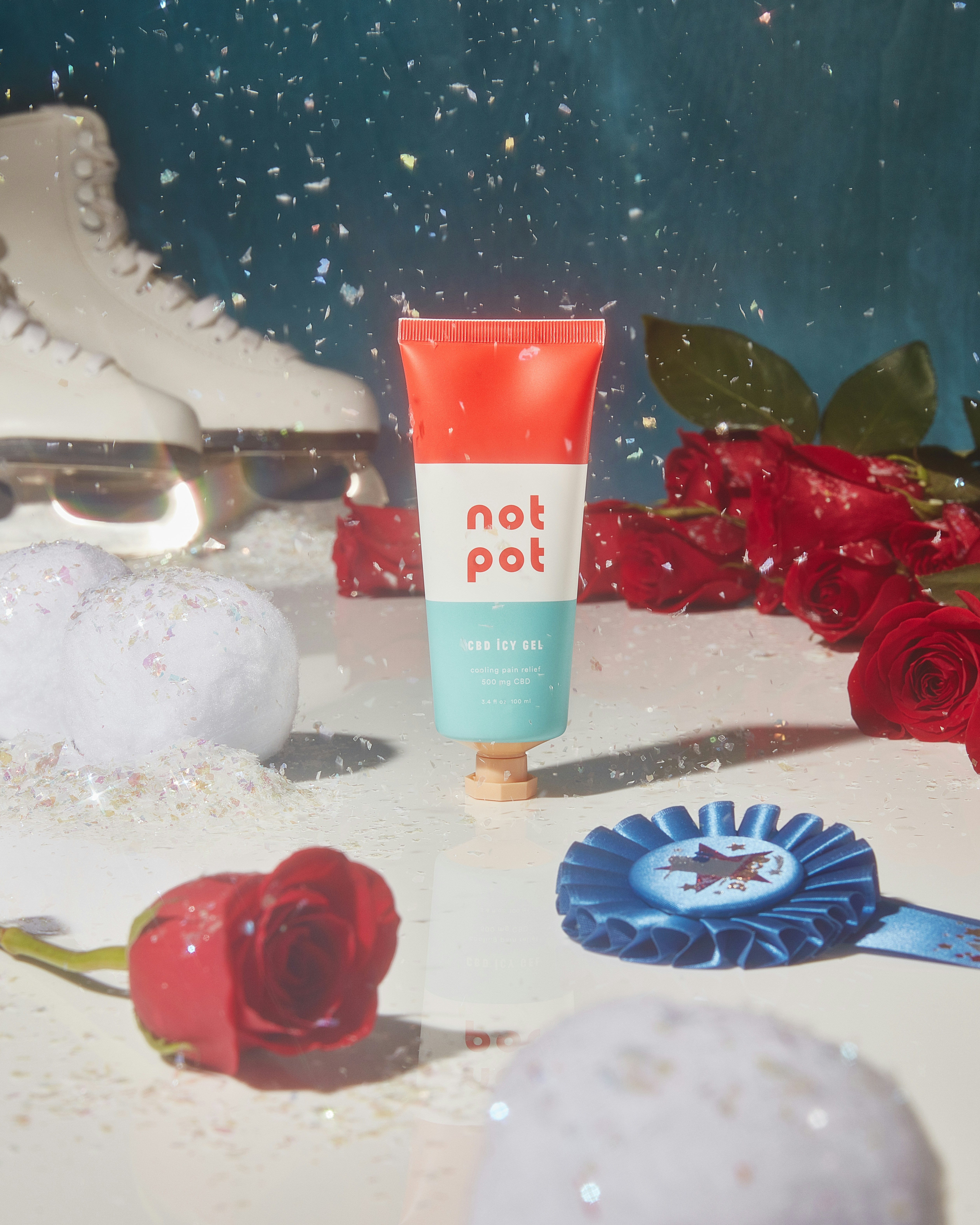 bouteille tubulaire en plastique blanc et rouge