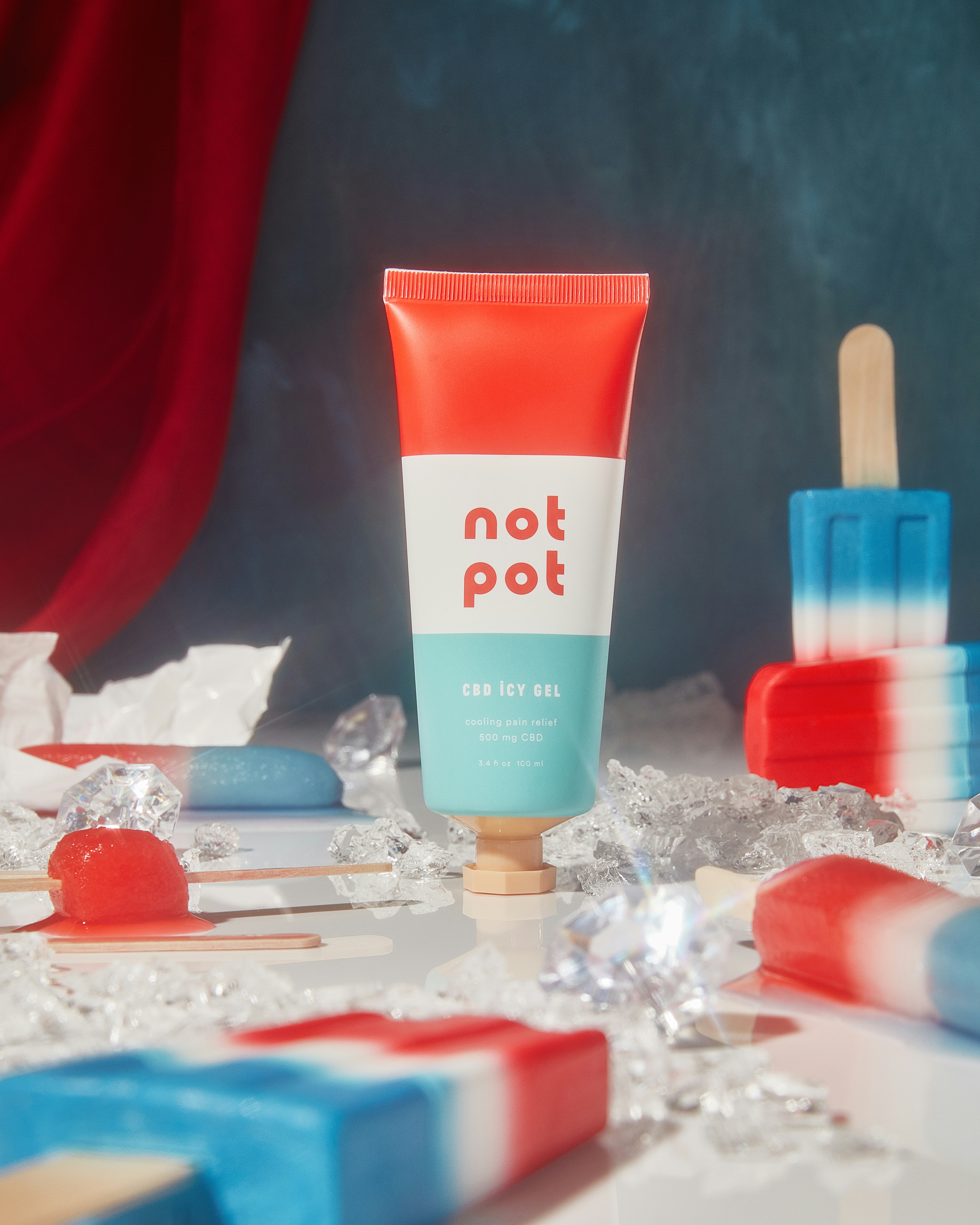 Flacon tube en plastique blanc et rose