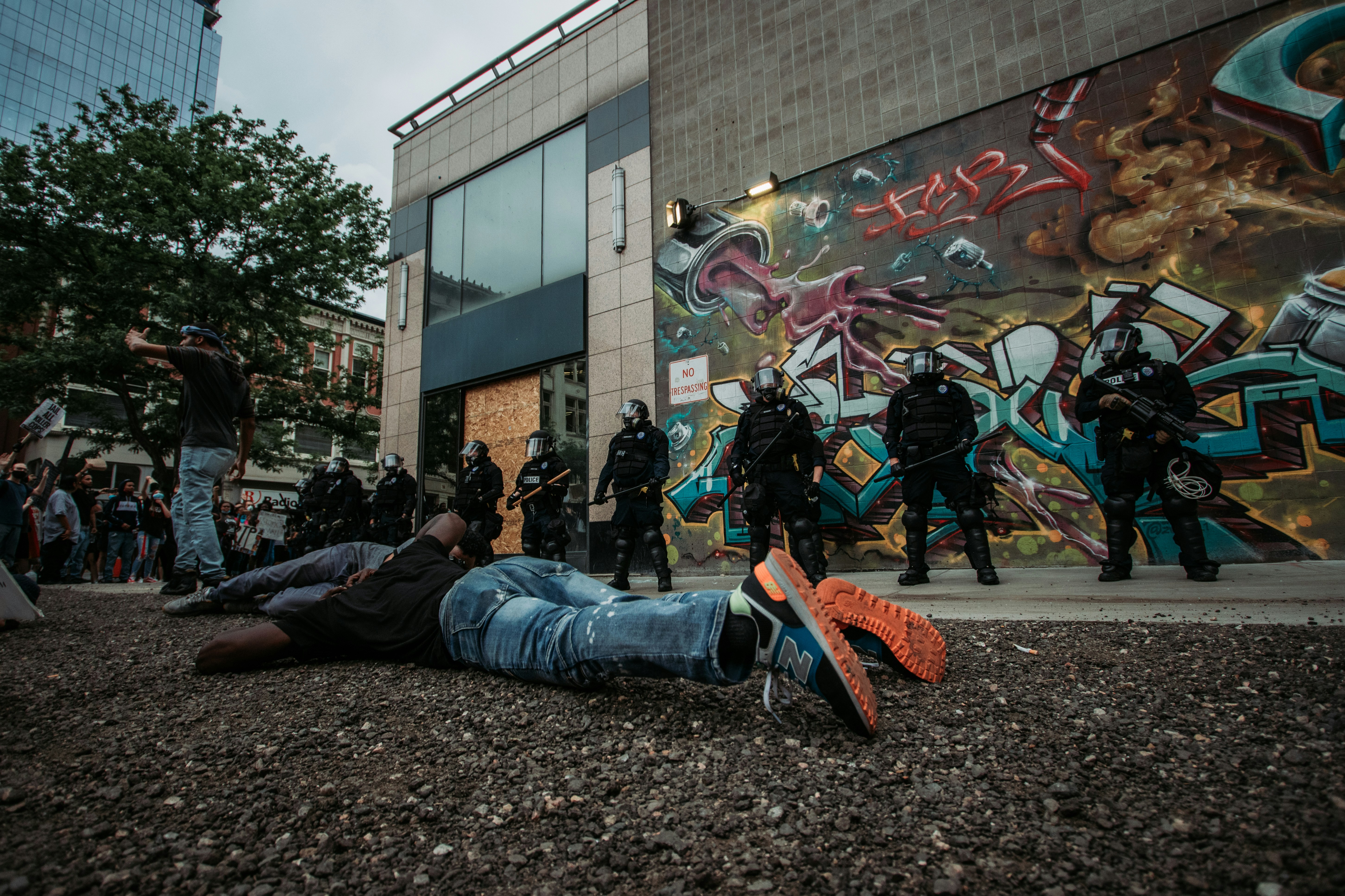 Menschen, die tagsüber auf der Straße spazieren gehen