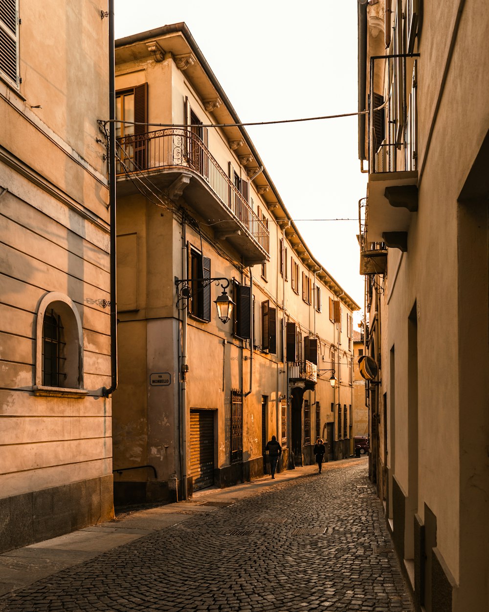 edificio in cemento marrone durante il giorno