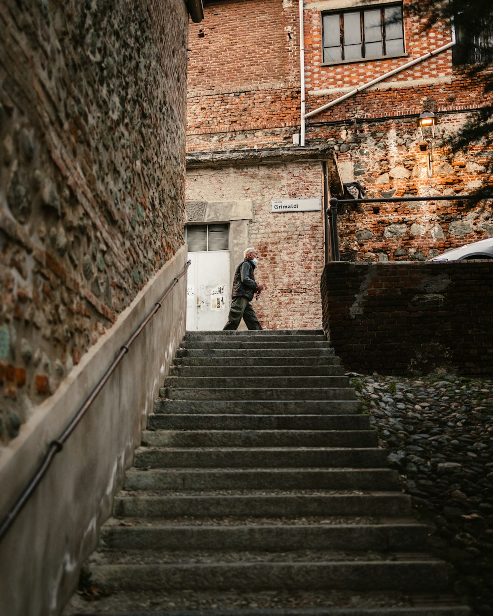 검은 재킷을 입은 남자가 계단을 걷고 있다