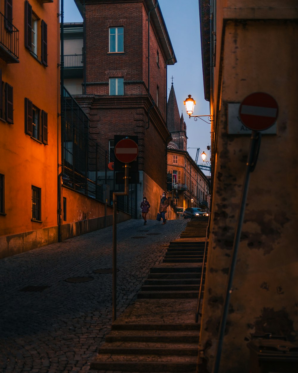 calle vacía en medio de los edificios durante la noche