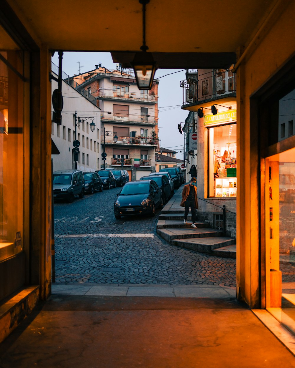 auto parcheggiate sul ciglio della strada durante il giorno