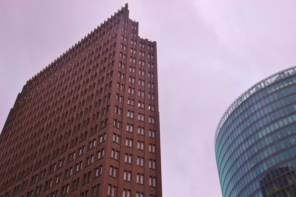 Edificio de hormigón marrón bajo nubes blancas durante el día