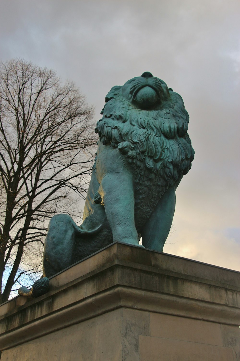 Estatua de hormigón verde del hombre