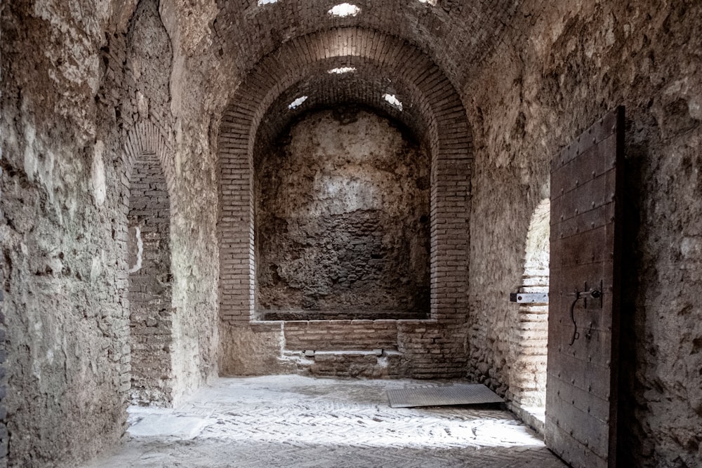 Túnel de ladrillo marrón y gris