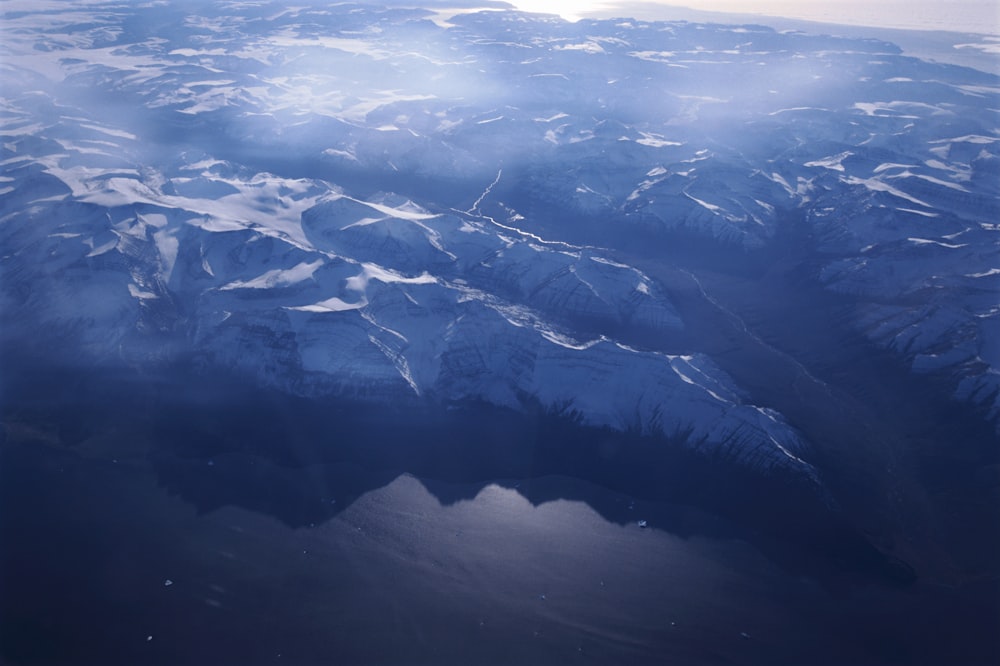 vista aérea de montanhas cobertas de neve durante o dia