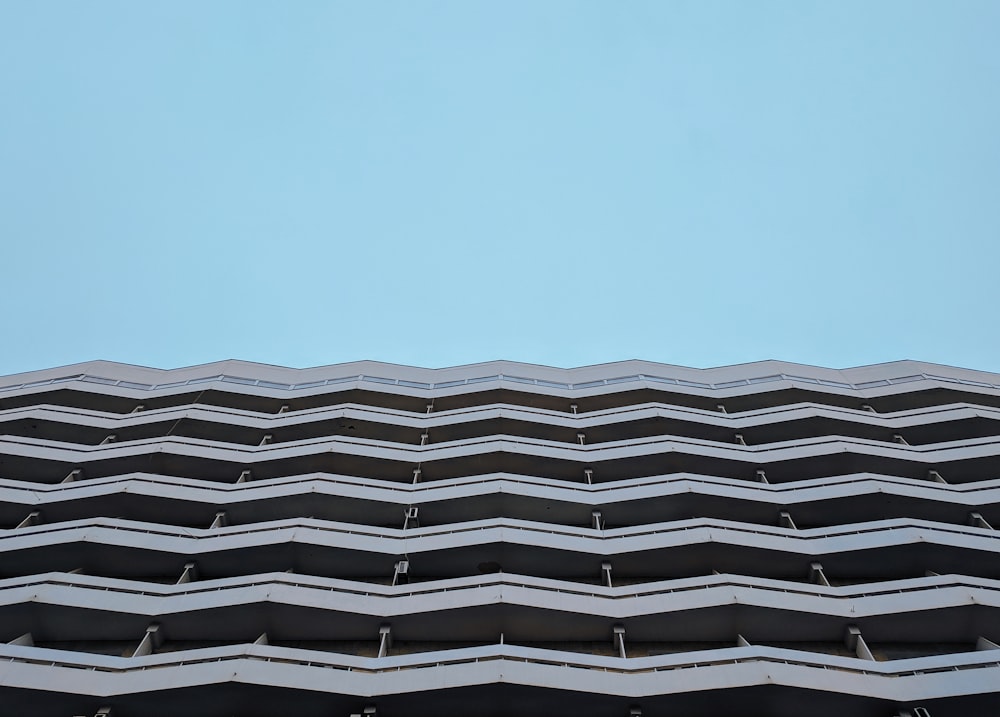 edificio in calcestruzzo grigio e bianco